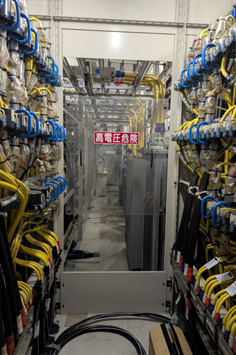 配線盤のケーブルを接続する電気工事作業員