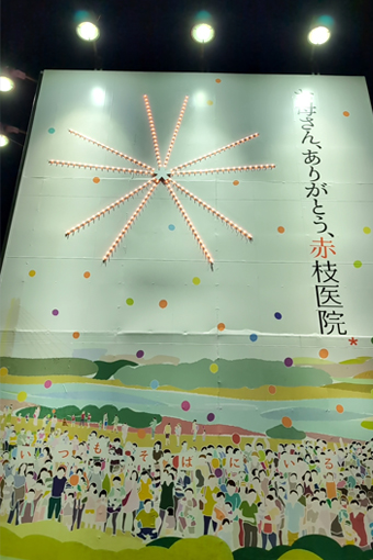 天井設備を点検する電気工事作業員